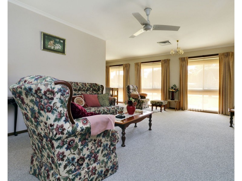 8 Warren Drive, Deniliquin NSW 2710