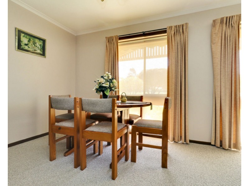 8 Warren Drive, Deniliquin NSW 2710