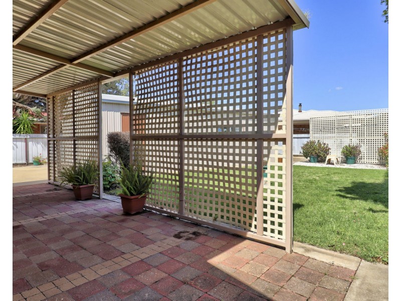 8 Warren Drive, Deniliquin NSW 2710