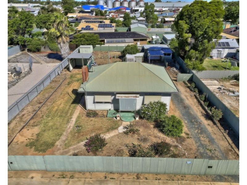 102 Macauley Street, Deniliquin NSW 2710