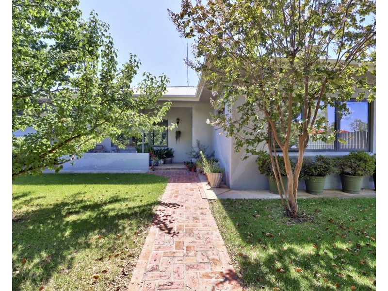 451 George Street, Deniliquin NSW 2710