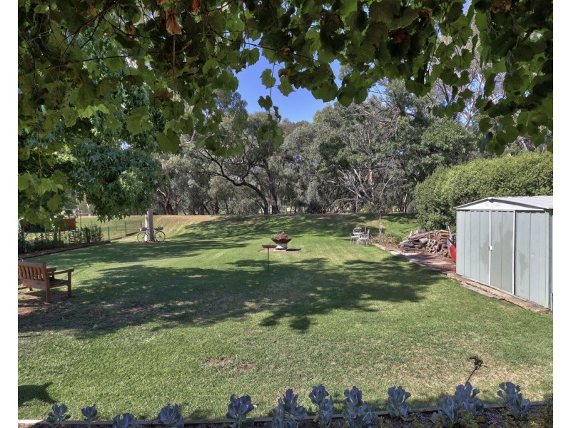 209 Burchfield Avenue, Deniliquin NSW 2710