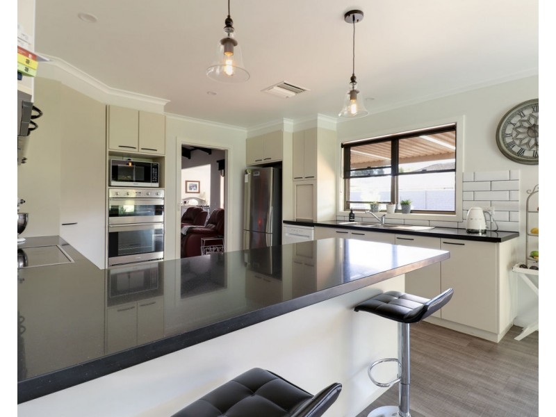 209 Burchfield Avenue, Deniliquin NSW 2710