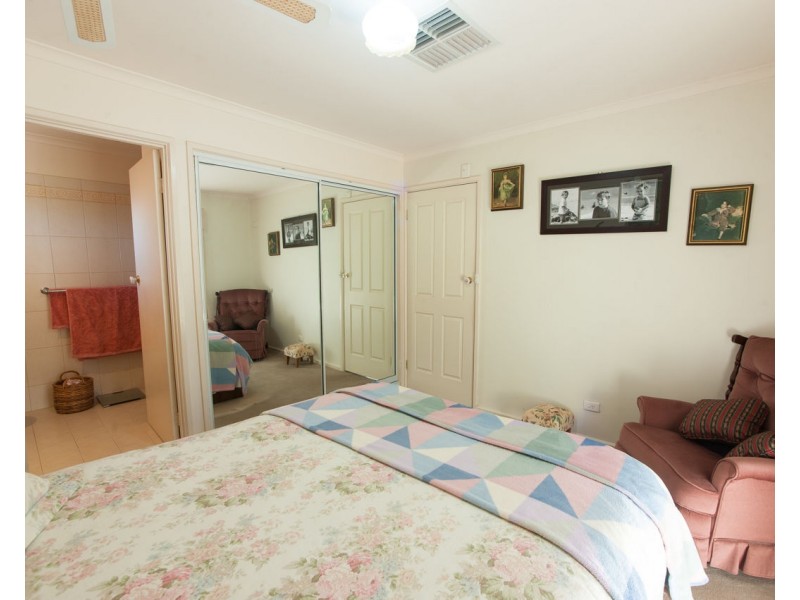 15 Greaves Crescent, Deniliquin NSW 2710