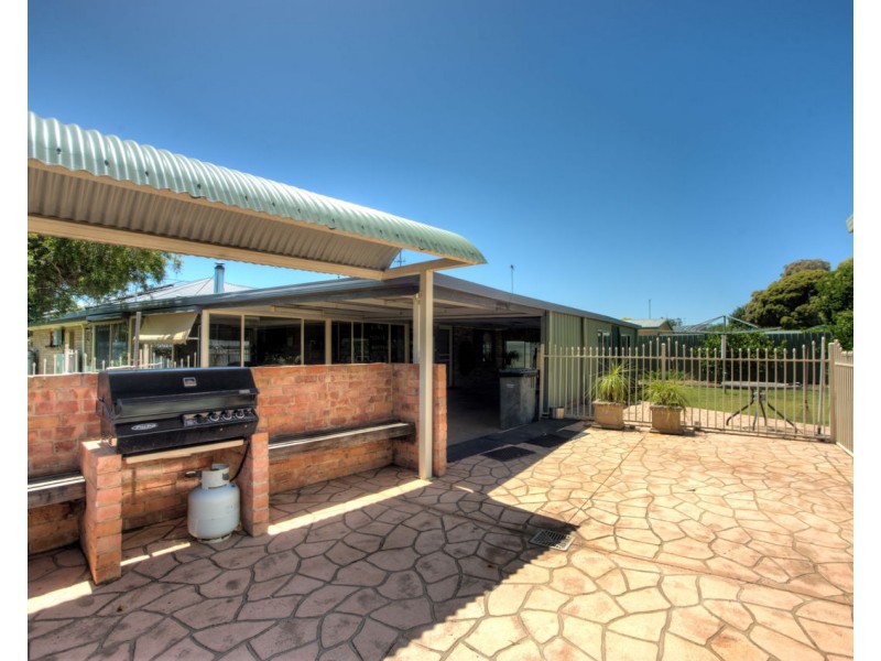 15 Greaves Crescent, Deniliquin NSW 2710