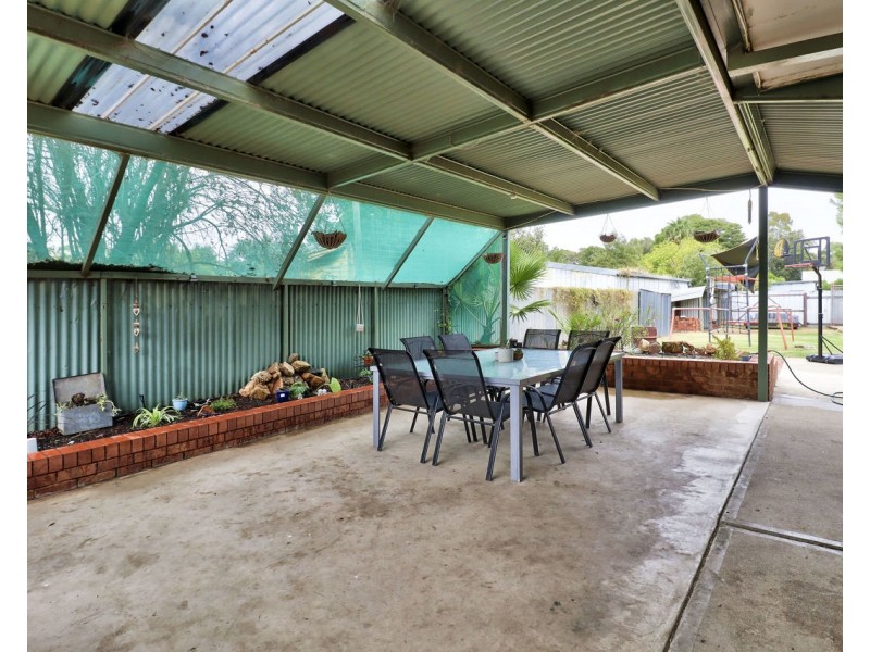 242 Victoria Street, Deniliquin NSW 2710