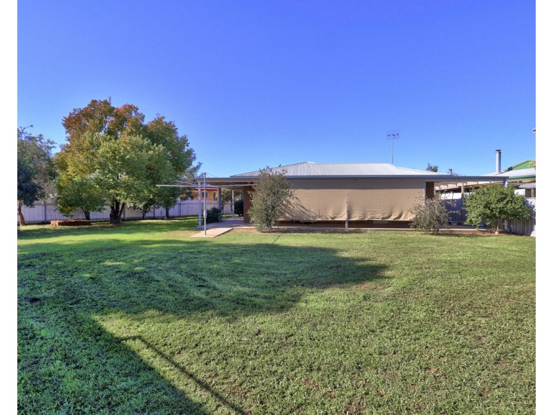 3 Norris Crt, Deniliquin NSW 2710