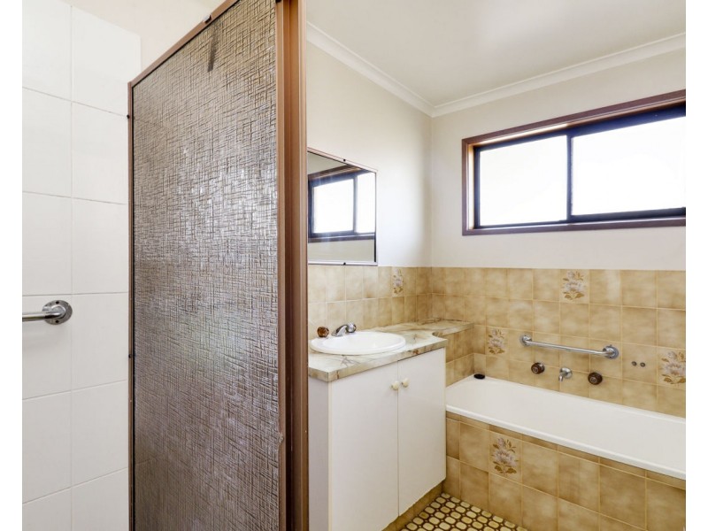 122 Burton Street, Deniliquin NSW 2710