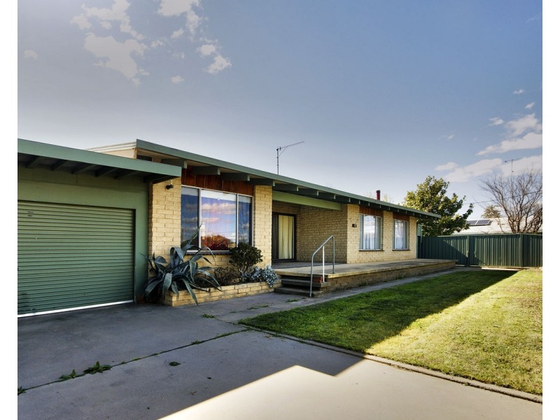 127 Russell Street, Deniliquin NSW 2710