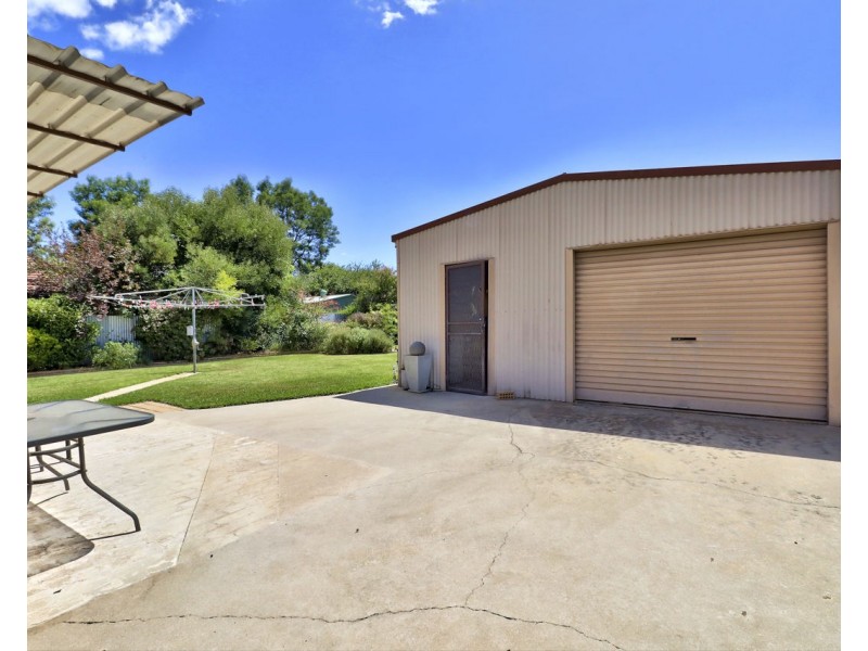 4 Blake Crt, Deniliquin NSW 2710