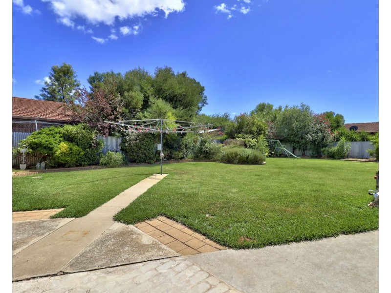 4 Blake Crt, Deniliquin NSW 2710