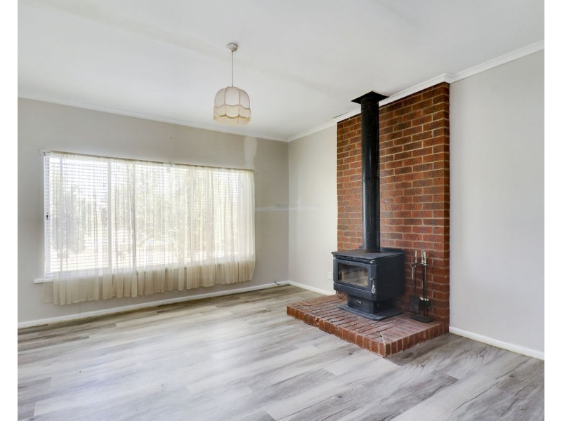 323 Mann Street, Deniliquin NSW 2710