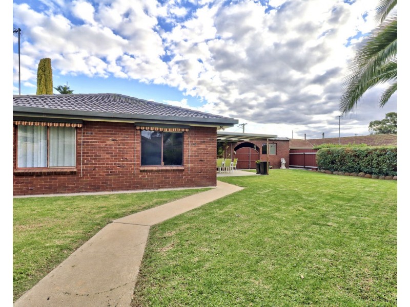 2 Gillespie Crt, Deniliquin NSW 2710