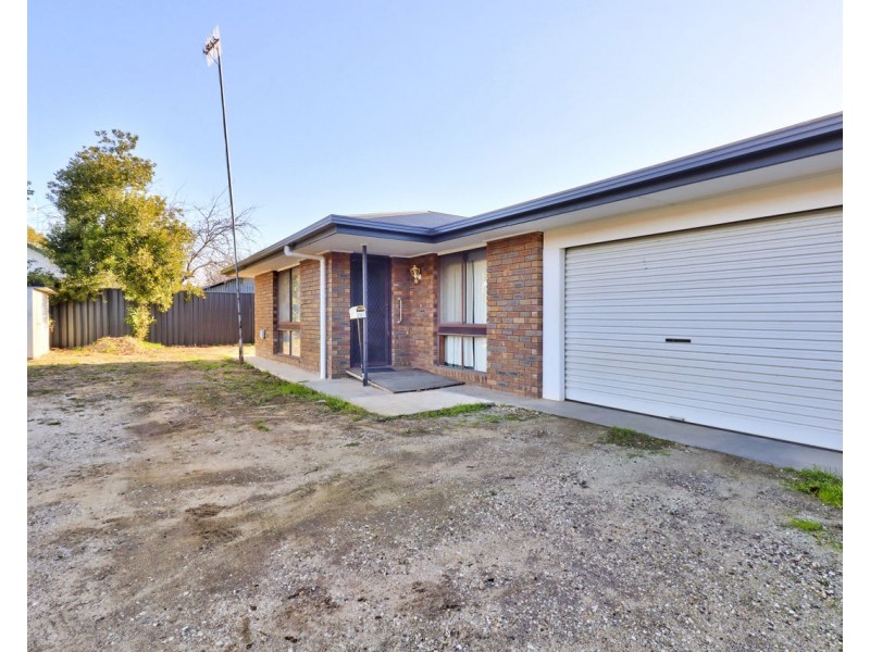 2/4 Mazamet Crt, Deniliquin NSW 2710