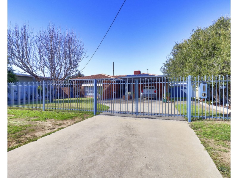 92 Russell Street, Deniliquin NSW 2710