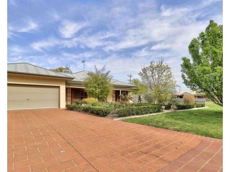 78 Hughes St, Deniliquin NSW 2710