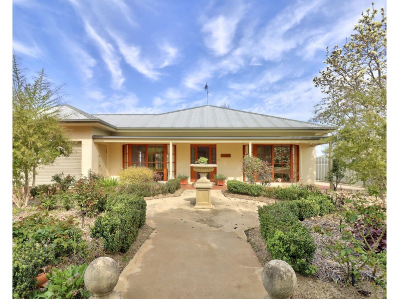 78 Hughes St, Deniliquin NSW 2710