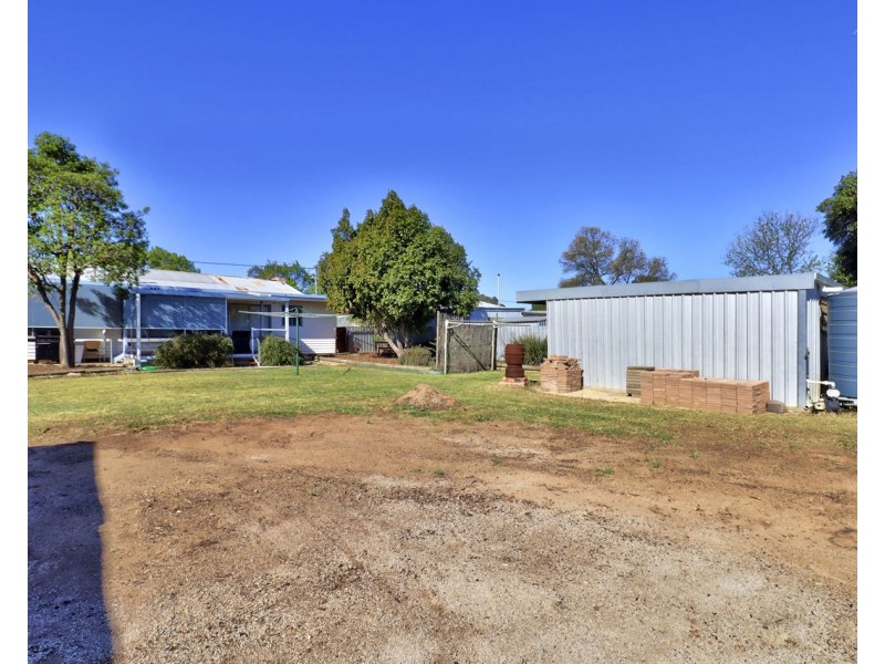 232 Burchfield Avenue, Deniliquin NSW 2710