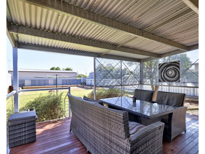 232 Burchfield Avenue, Deniliquin NSW 2710