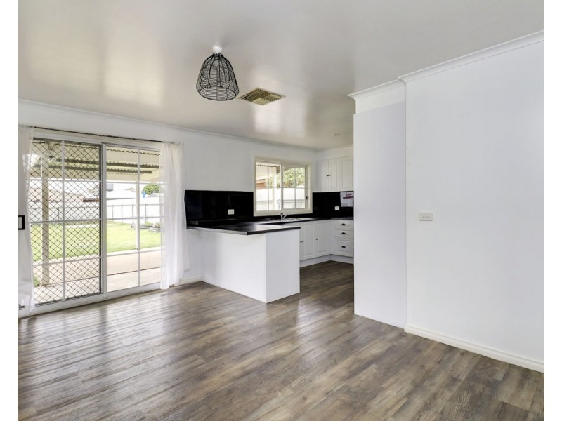 5 Chandler Crt, Deniliquin NSW 2710