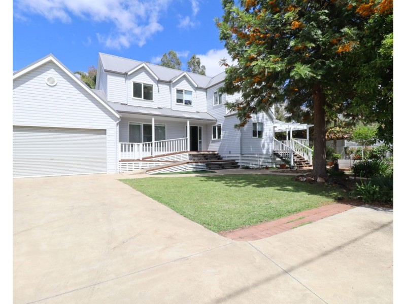 336-338 Hodgkins Street, Deniliquin NSW 2710