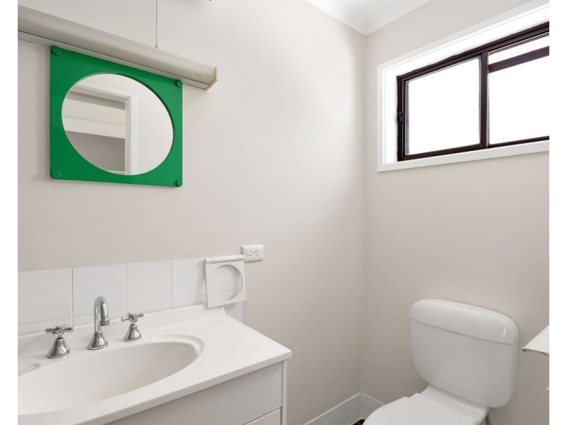 4 Holden Crt, Deniliquin NSW 2710