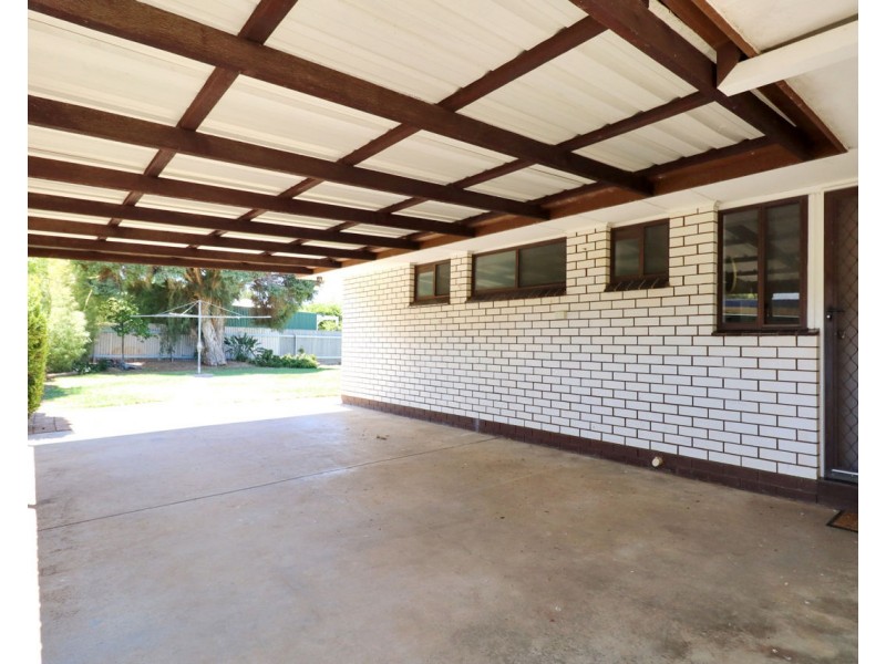 4 Holden Crt, Deniliquin NSW 2710
