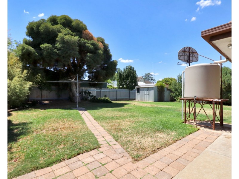 4 Holden Crt, Deniliquin NSW 2710