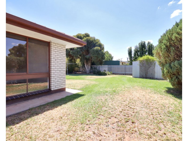 4 Holden Crt, Deniliquin NSW 2710