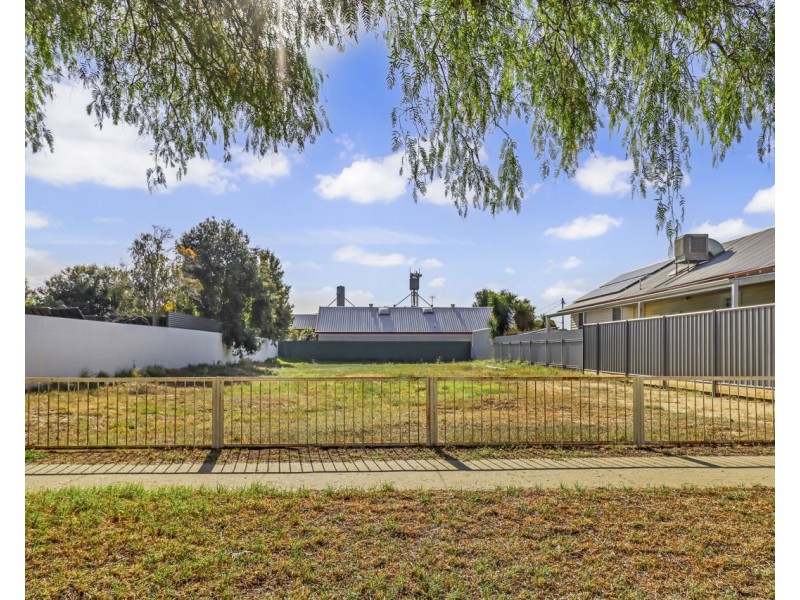 99 Edwardes Street, Deniliquin NSW 2710
