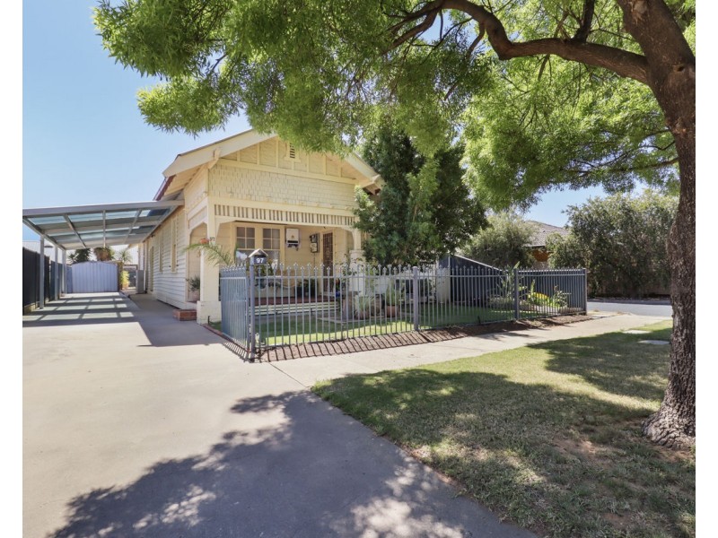 97 Edwardes Street, Deniliquin NSW 2710