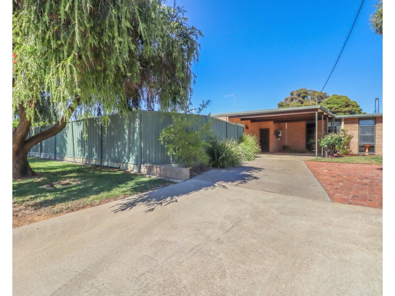 13 Greaves Cres, Deniliquin NSW 2710