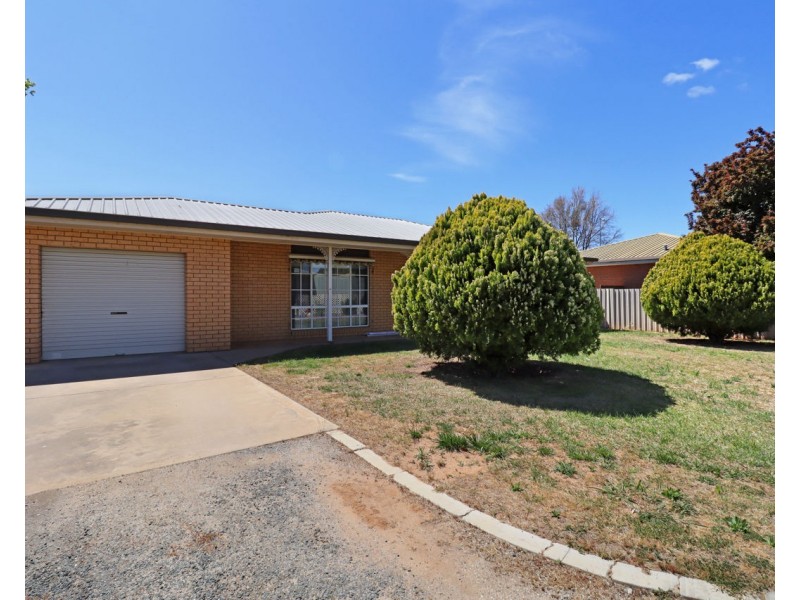 2/317 Sloane Street, Deniliquin NSW 2710
