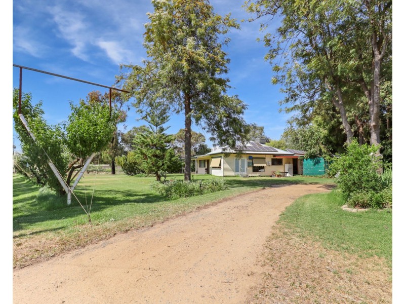 31 McCrabb Road, Deniliquin NSW 2710