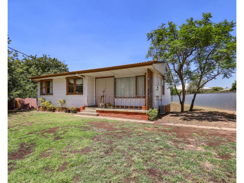 8 Robertson Cres, Deniliquin NSW 2710