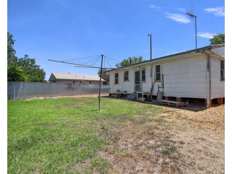 8 Robertson Cres, Deniliquin NSW 2710