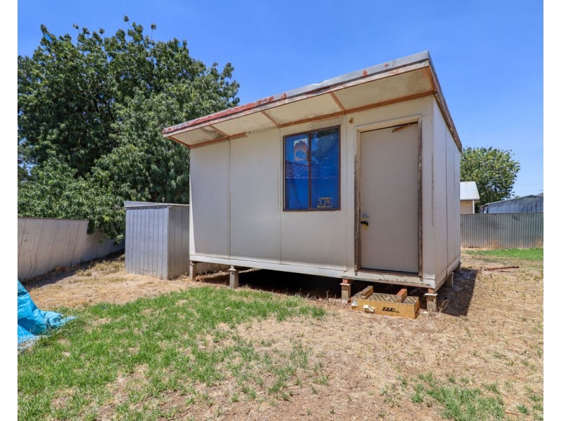 8 Robertson Cres, Deniliquin NSW 2710