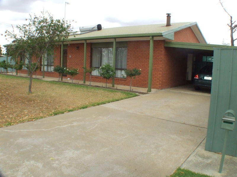 242 Victoria Street, Deniliquin NSW 2710