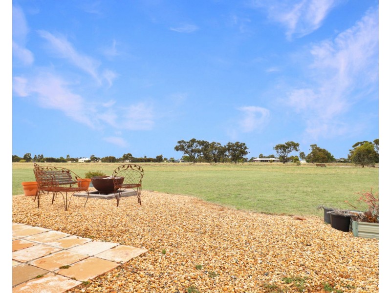 11 Lakeview Court, Deniliquin NSW 2710
