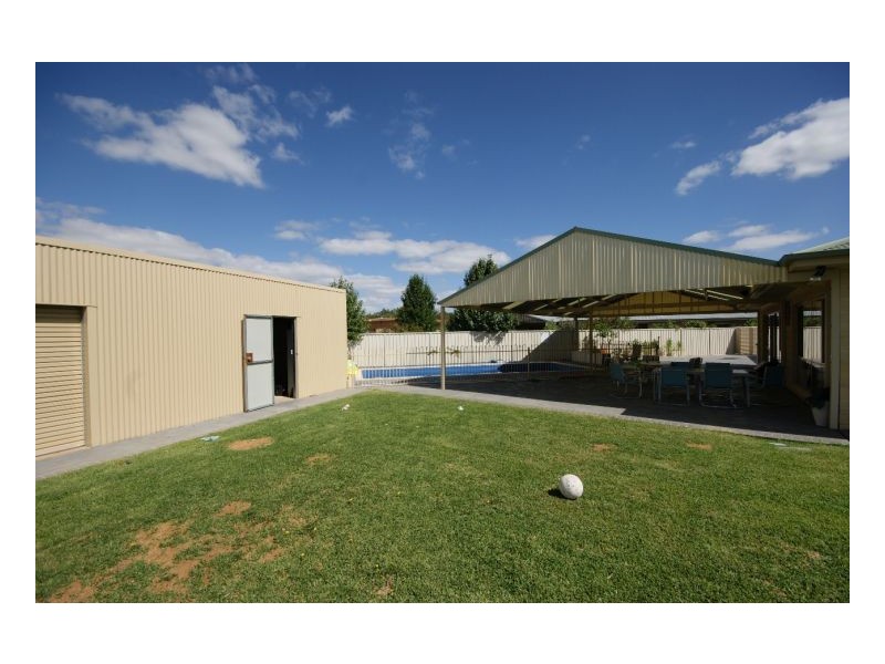 7 Thomas Crt, Deniliquin NSW 2710