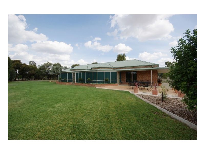 16 Francis Dr, Deniliquin NSW 2710