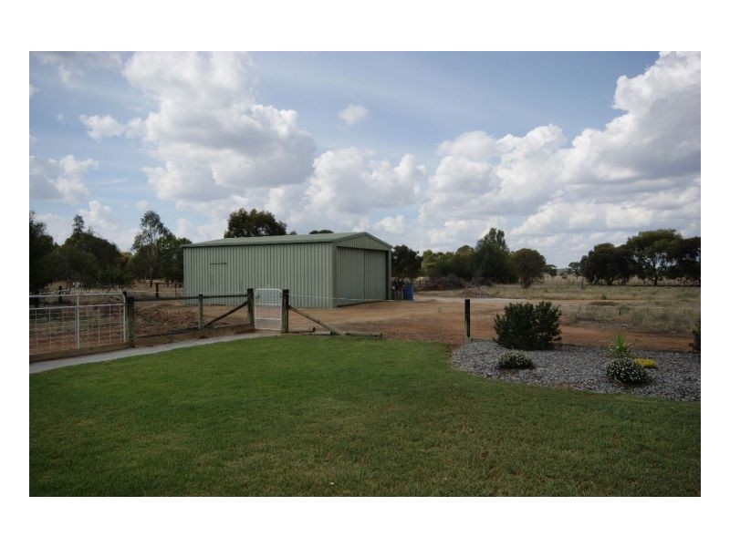 16 Francis Dr, Deniliquin NSW 2710