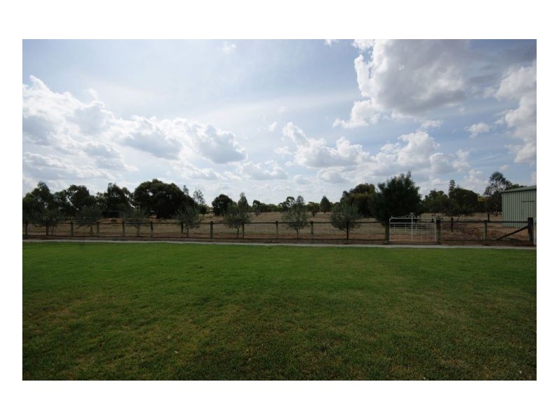 16 Francis Dr, Deniliquin NSW 2710