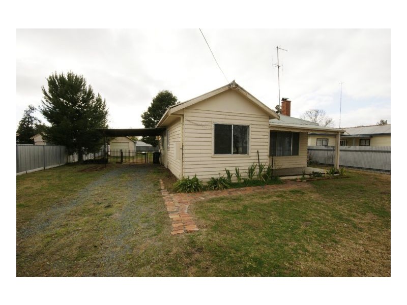 325 Sloane St, Deniliquin NSW 2710