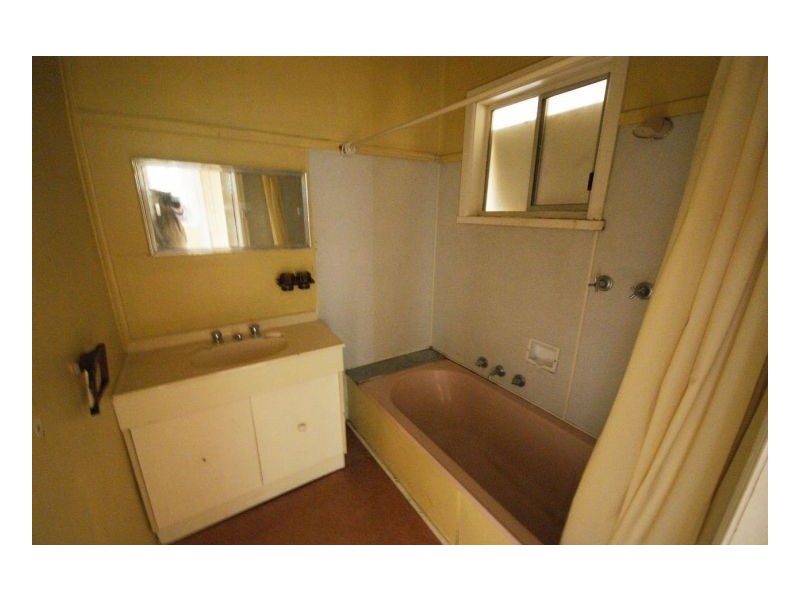 325 Sloane St, Deniliquin NSW 2710