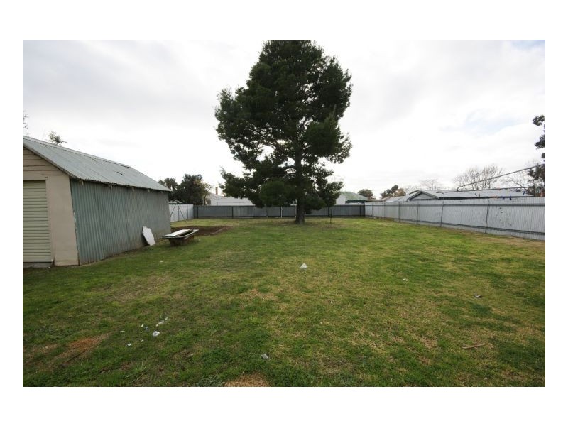 325 Sloane St, Deniliquin NSW 2710