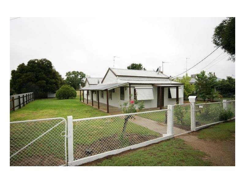 255 River Street, Deniliquin NSW 2710