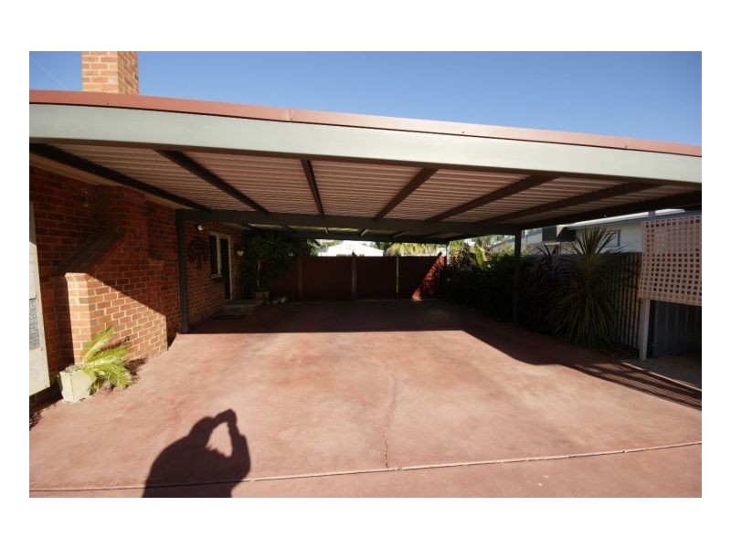 96 Hughes St, Deniliquin NSW 2710