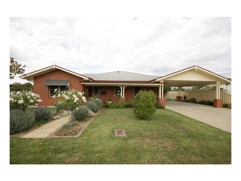 98 Hunter St, Deniliquin NSW 2710