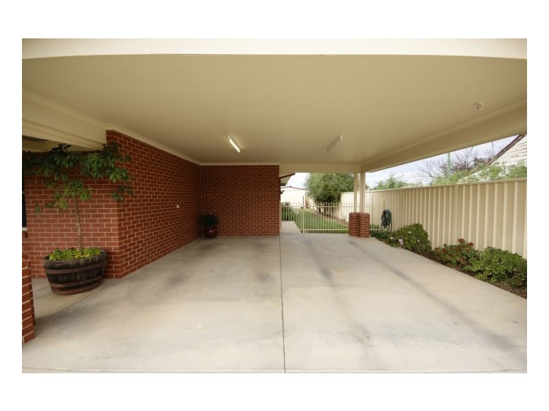 98 Hunter St, Deniliquin NSW 2710